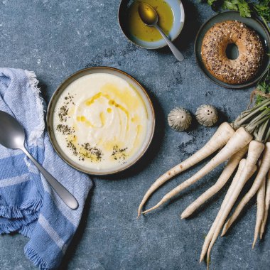 Tereyağı soslu yaban havucu çorbası