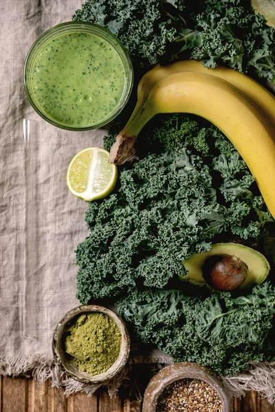 Green smoothie with ingredients — Stock Photo, Image