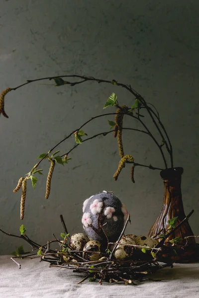 Œufs de Pâques de caille dans le nid — Photo