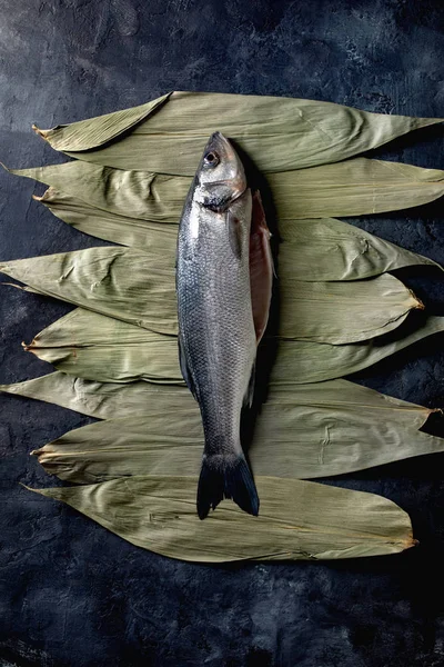 Pesce crudo crudo spigola — Foto Stock