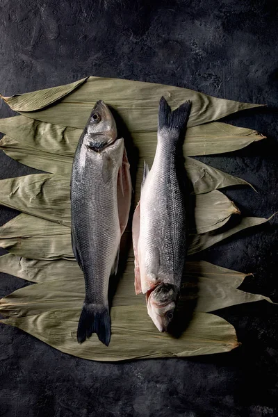 Pesce crudo crudo spigola — Foto Stock