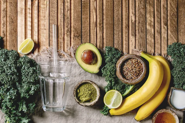 Green smoothie with ingredients — Stock Photo, Image