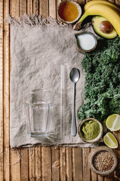 Green smoothie with ingredients — Stock Photo, Image