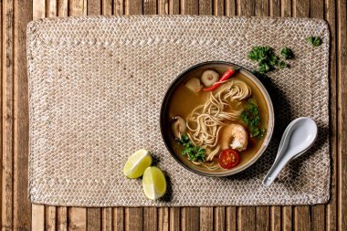 Asya şehriye çorbası