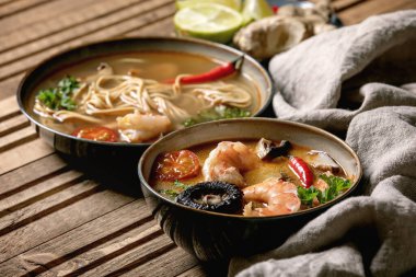 İki baharatlı Asya çorbası.