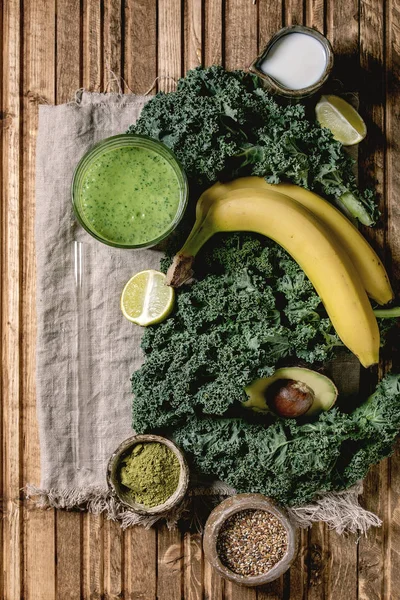 Green smoothie with ingredients — Stock Photo, Image