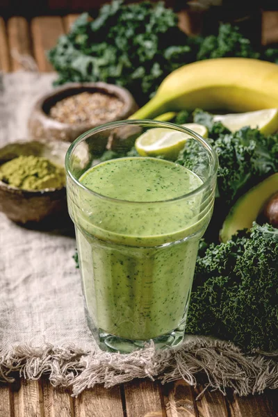 Green smoothie with ingredients — Stock Photo, Image
