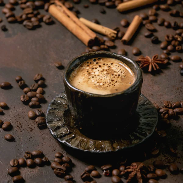 Черный кофе со специями — стоковое фото