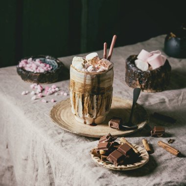 Marşmelovlu sıcak çikolata