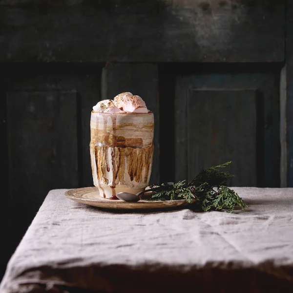 Heiße Schokolade mit Marshmallow — Stockfoto