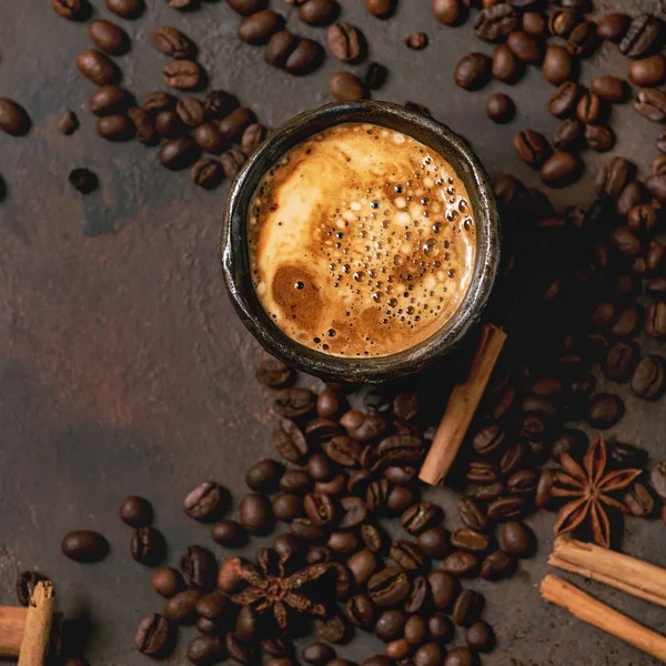 Schwarzer Kaffee mit Gewürzen — Stockfoto