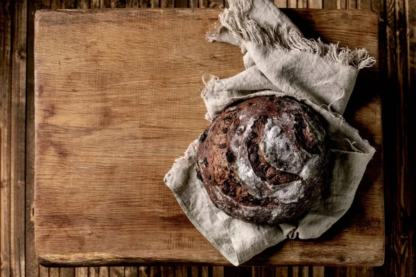 Whole Fresh Baked Artisan Homemade Chocolate Cranberries Rye Bread Linen — Stock Photo, Image