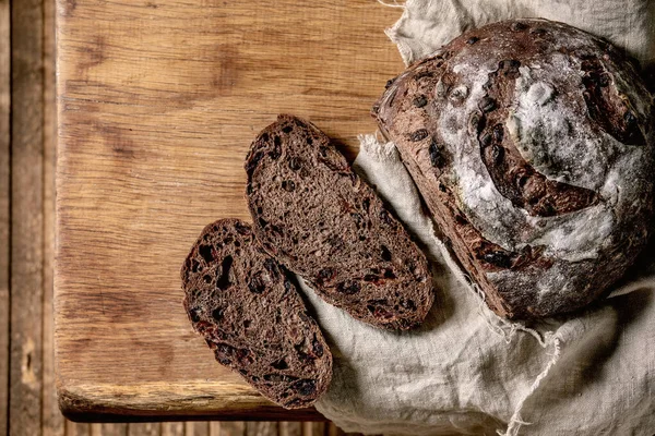 Skivad Nybakad Hantverkare Runda Hemlagad Choklad Och Tranbär Rågbröd Linne — Stockfoto