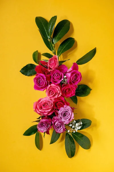 Diseño Creativo Con Hermosas Rosas Rosas Flores Hojas Verdes Sobre — Foto de Stock