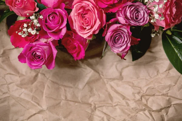 Kreatív Elrendezés Gyönyörű Rózsaszín Rózsa Virágok Zöld Levelek Gyűrött Kézműves — Stock Fotó
