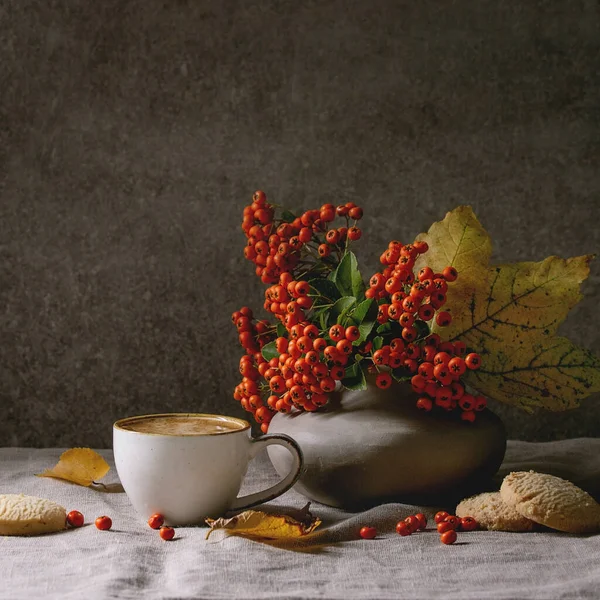 Secangkir Kopi Espresso Berdiri Atas Meja Linen Kain Dengan Daun — Stok Foto