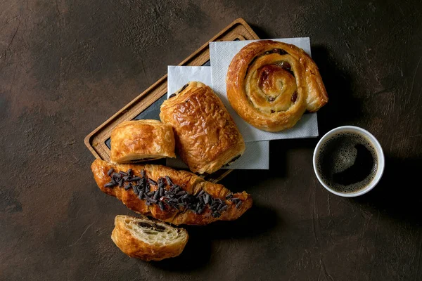Különböző Hagyományos Francia Puff Sütemények Razin Csokoládé Croissant Pala Fórumon — Stock Fotó