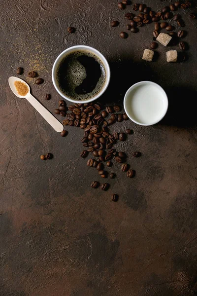 Pappersmuggar Amerikanska Kaffe Och Mjölk Återvunnen Träsked Rörsocker Kaffebönor Över — Stockfoto