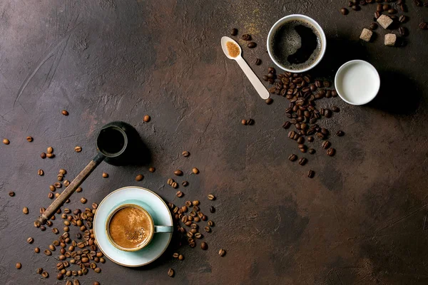 美式咖啡和牛奶纸杯的种类繁多 与瓷杯中的土耳其咖啡和切屑咖啡 重复使用的木勺甘蔗糖 深色质感背景下的咖啡豆相对立 平坦的地方 — 图库照片