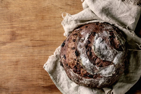 Hela Nybakade Hantverkare Runda Hemlagad Choklad Och Tranbär Rågbröd Linne — Stockfoto