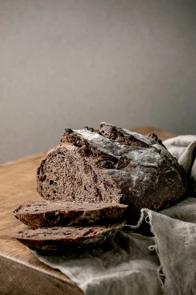 Pão Centeio Chocolate Cranberries Cozido Forno Fresco Fatiado Sobre Mesa — Fotografia de Stock