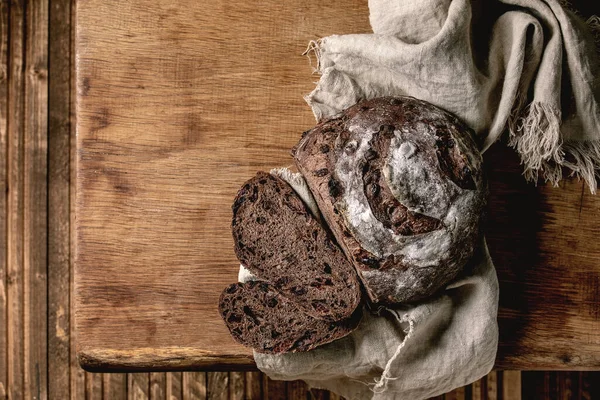 Κομμένο Φρέσκο Ψημένο Χειροποίητα Γύρο Χειροποίητη Σοκολάτα Και Cranberries Ψωμί — Φωτογραφία Αρχείου