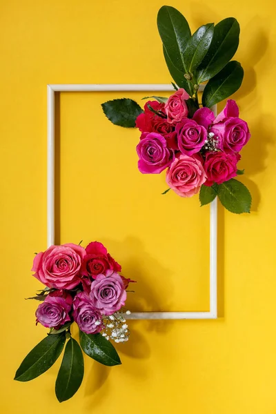 Δημιουργική Σύνθεση Όμορφα Ροζ Τριαντάφυλλα Και Πράσινα Φύλλα Ξύλινο Πλαίσιο — Φωτογραφία Αρχείου