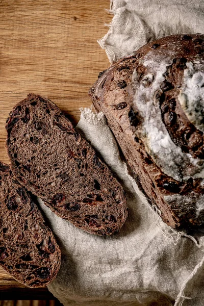 Skivad Nybakad Hantverkare Runda Hemlagad Choklad Och Tranbär Rågbröd Linne — Stockfoto