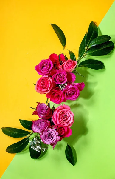 Diseño Creativo Con Hermosas Rosas Rosas Flores Hojas Verdes Sobre — Foto de Stock