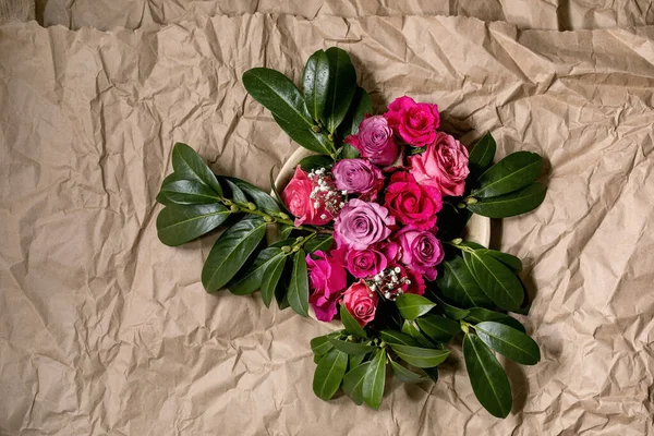 Kreatív Elrendezés Gyönyörű Rózsaszín Rózsa Virágok Zöld Levelek Gyűrött Kézműves — Stock Fotó
