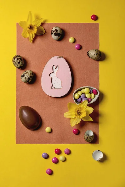 Biglietto Auguri Pasquale Con Decorazioni Legno Dolci Cioccolato Uova Narcisi — Foto Stock