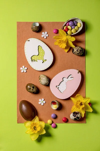 Easter Greeting Card Wooden Decorations Chocolate Sweets Eggs Daffodils Bright — Stock Photo, Image