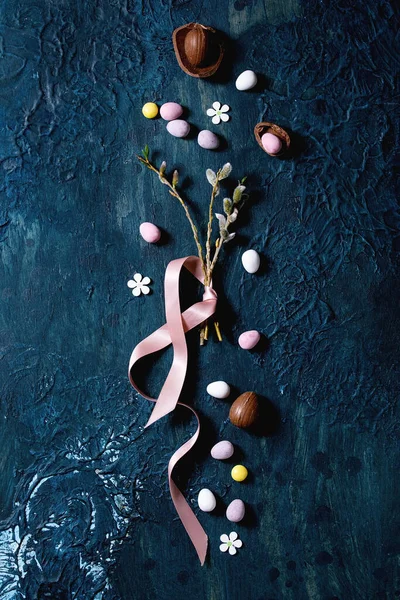 Carte Vœux Pâques Avec Branches Saule Fleuries Bonbons Chocolat Œufs — Photo