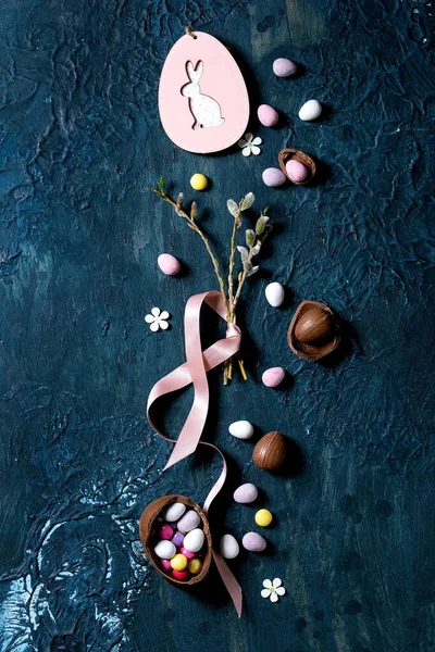 Carte Vœux Pâques Avec Branches Saule Fleuries Décor Bois Bonbons — Photo