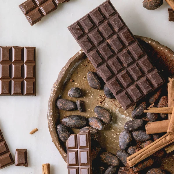 Koyu Sütlü Çikolata Kakao Çekirdeği Kakao Tozu Tarçın Çubuklarıyla Doğranmış — Stok fotoğraf