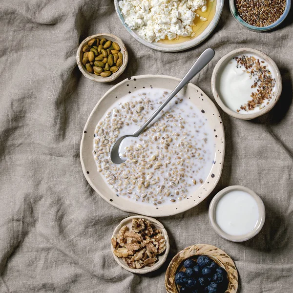 Gesundes Frühstück Vielzahl Von Frühstücksgerichten Keimte Weizen Joghurt Kefir Quark — Stockfoto