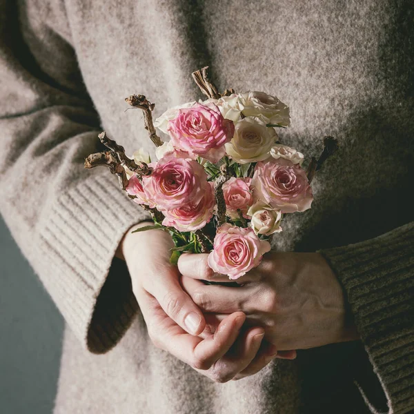 Frau Kaschmir Pullover Hält Blumenstrauß Aus Rosa Rosen Den Händen — Stockfoto