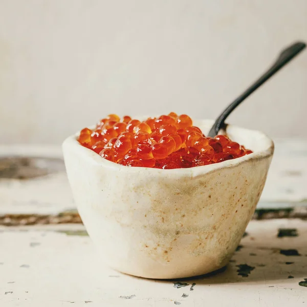 Caviar Salmão Vermelho Tigela Cerâmica Com Colher Velha Mesa Madeira — Fotografia de Stock