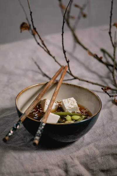 Ιαπωνική Σούπα Ζωμού Miso Μεταξωτούς Κύβους Tofu Σπόρους Σόγιας Edamame — Φωτογραφία Αρχείου