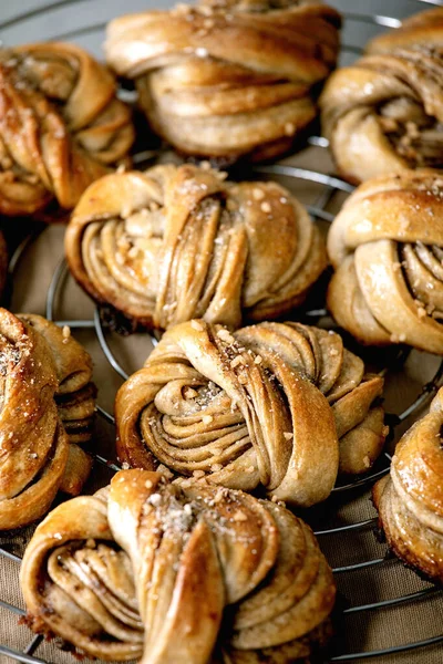 Pães Doces Cardamomo Sueco Tradicional Kanelbulle Rack Refrigeração Toalha Mesa — Fotografia de Stock