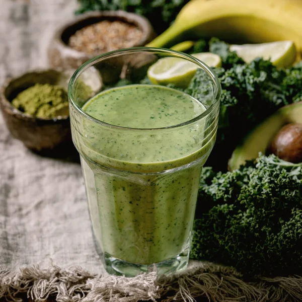 Glas Groen Gezond Veganistisch Smoothie Glasstro Ingrediënten Boven Kale Bananen — Stockfoto