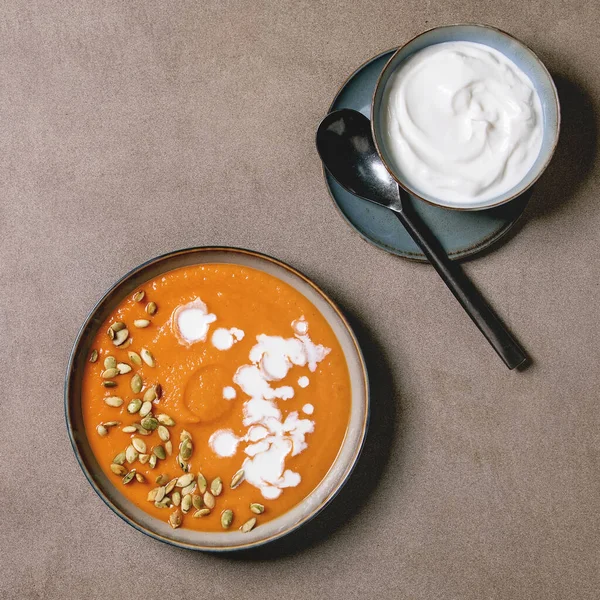 Kürbissuppe Mit Sahne Und Kernen Keramikschüssel Serviert Mit Saurer Sahne — Stockfoto