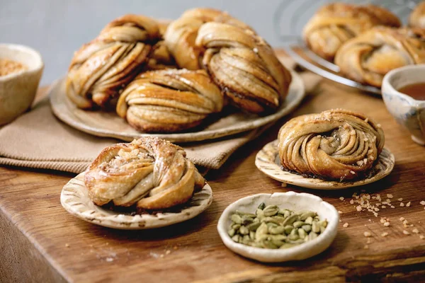 Традиционные Шведские Кардамон Сладкие Булочки Kanelbulle Тарелке Ингредиенты Керамической Миске — стоковое фото