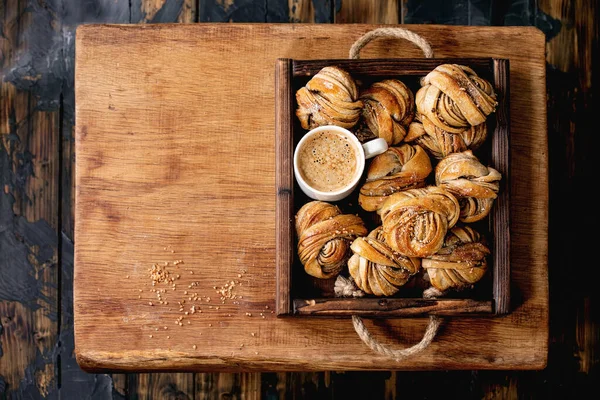 Cardamomo Sueco Tradicional Canela Pães Doces Kanelbulle Bandeja Madeira Xícara — Fotografia de Stock