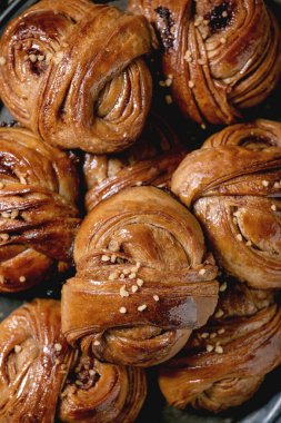 Geleneksel İsveç tarçınlı tatlı çörekleri kapatın. Gıda arkaplanı