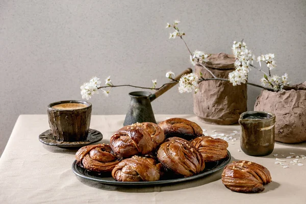 Традиционные Шведская Корица Сладкие Булочки Kanelbulle Винтажном Подносе Чашка Кофе — стоковое фото