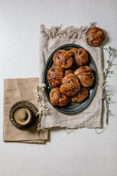 Традиционная Шведская Корица Сладкие Булочки Kanelbulle Винтажном Подносе Чашка Кофе — стоковое фото