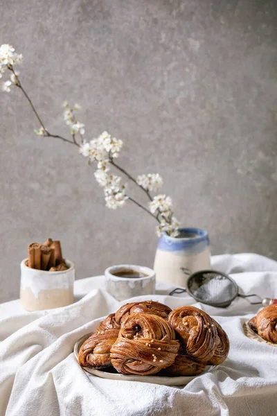 Traditionelle Schwedische Zimtschnecken Kanelbulle Auf Keramikteller Krug Sirup Blütenzweige Auf — Stockfoto