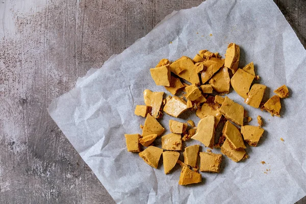 Homemade Honeycomb Hokey Pokey Cinder Toffee Dalgona Korean Sugar Candies — Fotografia de Stock