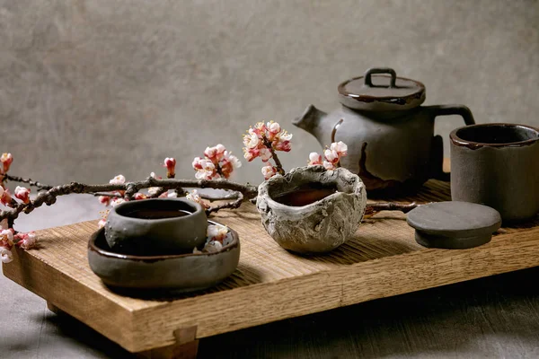 Τσάι Πόσιμο Wabi Sabi Ιαπωνικό Στυλ Σκούρα Πήλινα Ποτήρια Και — Φωτογραφία Αρχείου